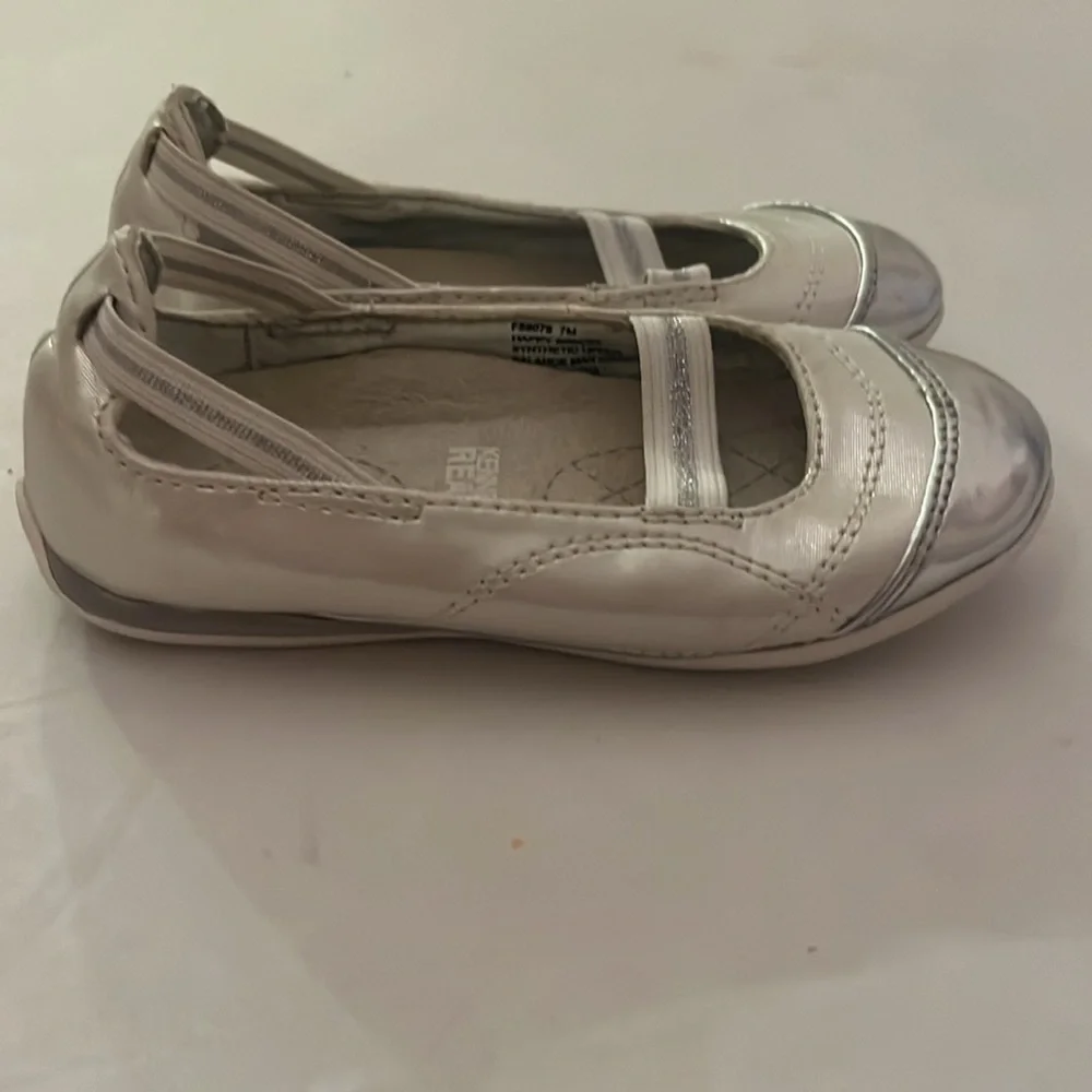 Kenneth Cole Reaction Girl’s Silver Pearl Flats Shoes Happy Space 2 Size 7